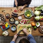 Menschen bereiten ein Essen zu